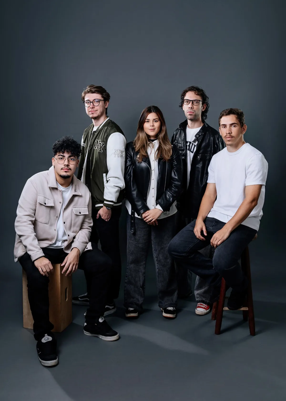 Os cinco integrantes da HOLY HYPE MUSIC reunidos em estúdio